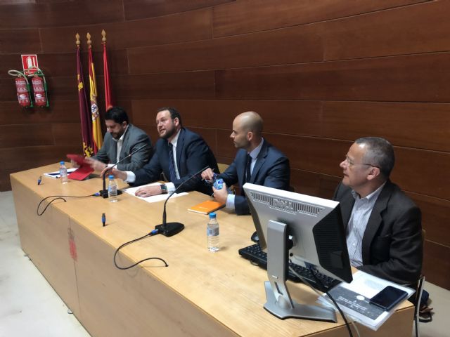 Expertos en tecnología se reúnen en el Ayuntamiento para conocer la guía de soluciones y tecnologías para municipios inteligentes del Cluster Citizem