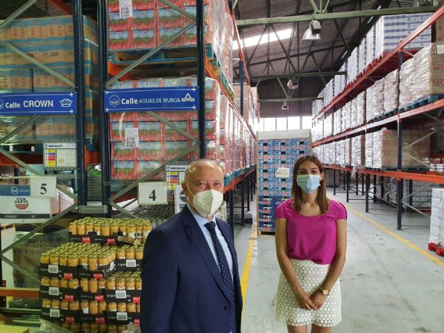 Aguas de Murcia entrega al Banco de Alimentos una donación de 3.000 euros