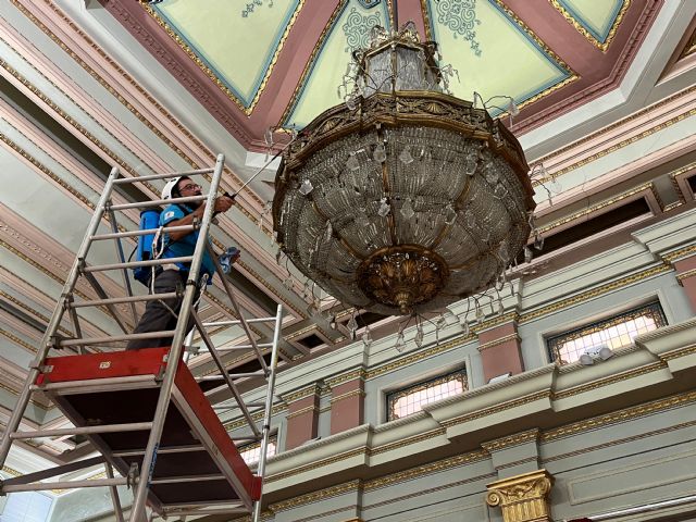 Finalizan los trabajos de conservación y limpieza del histórico Salón de Plenos del Ayuntamiento de Murcia