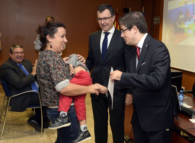 Ocho padres y madres reciben formación para iniciar su negocio acompañados por sus bebés