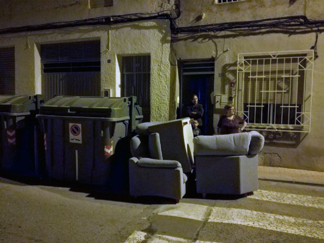 Vecinos de Alquerías piden una reubicación de los contenedores de calle Agustín Virgili y la retirada de escombros y basura junto a la rotonda de entrada a la pedanía