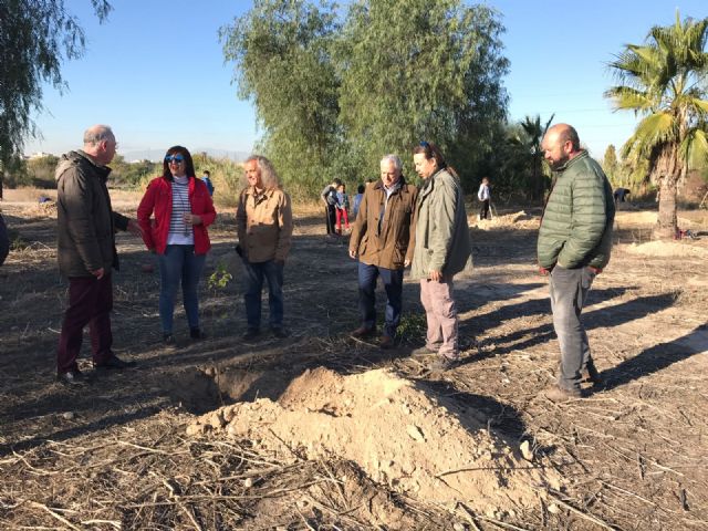 Casi 50 niños plantan 100 olmos en el antiguo meandro del río Segura en su paso por La Raya