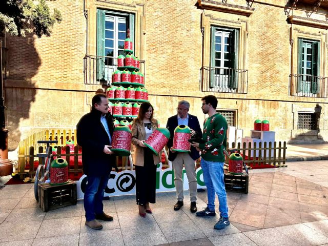 Un árbol de Navidad sostenible de 4 metros anima a los murcianos a practicar el reciclaje de vidrio este fin de semana