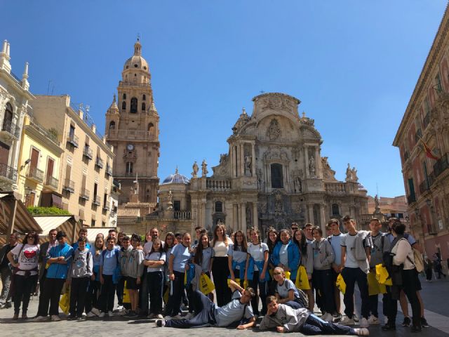 La Oficina Municipal del Grafiti comparte su experiencia con jóvenes estudiantes de Águilas