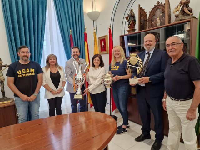 El UCAM Cartagena Tenis de Mesa presenta los trofeos de Liga y Copa de la Reina en el Campus de Los Jerónimos