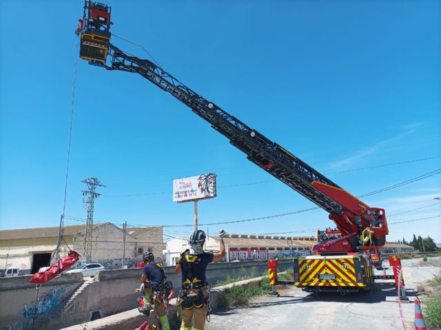 Bomberos de Murcia realizan un curso de 'Rescate en Altura' en escenarios reales