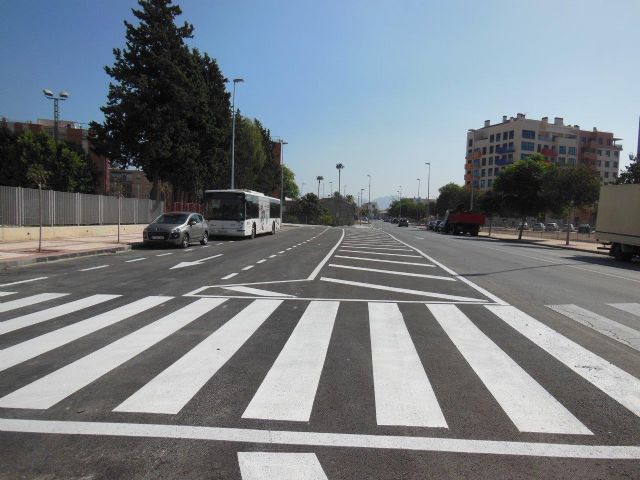 La calle Morera de Santiago el Mayor cuenta con nuevas aceras y casi una treintena de nuevos aparcamientos regulados