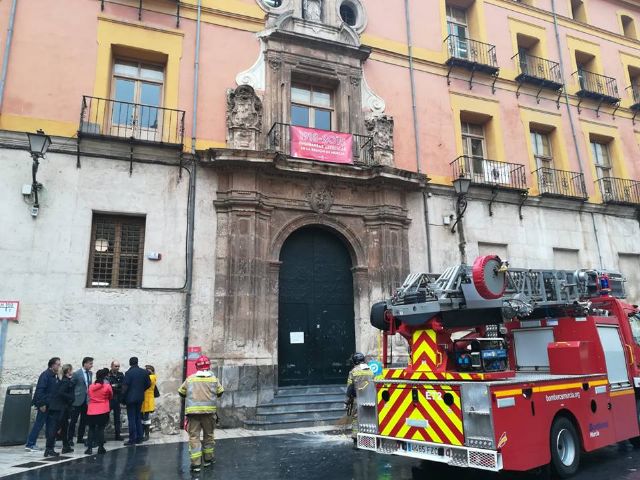 Desprendimiento de una parte de la cornisa del Conservatorio de Murcia