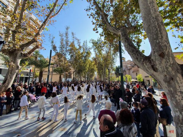 Miles de personas toman la Avenida Alfonso X en su primer día como paseo totalmente peatonal