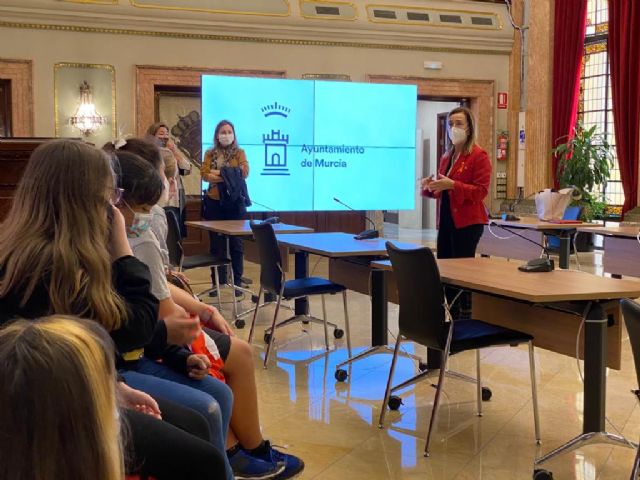 Escolares del colegio Ciudad de Murcia se adentran en el edificio del Ayuntamiento para conocer su funcionamiento e historia