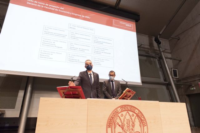 Samuel Baixauli toma posesión como decano de la Facultad de Economía y Empresa de la Universidad de Murcia