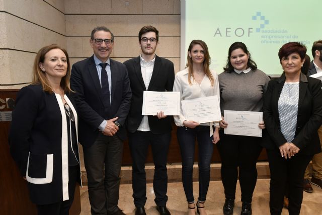 La Asociación de Empresarios de Oficinas de Farmacia premia a tres estudiantes de la UMU por sus trabajos fin de grado