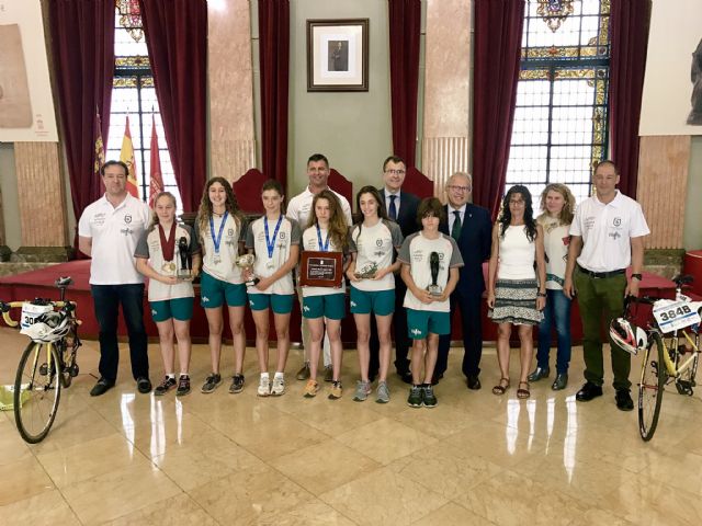 Los Tritones llegan al Salón de Plenos tras batir récords en el Campeonato de España de Triatlón