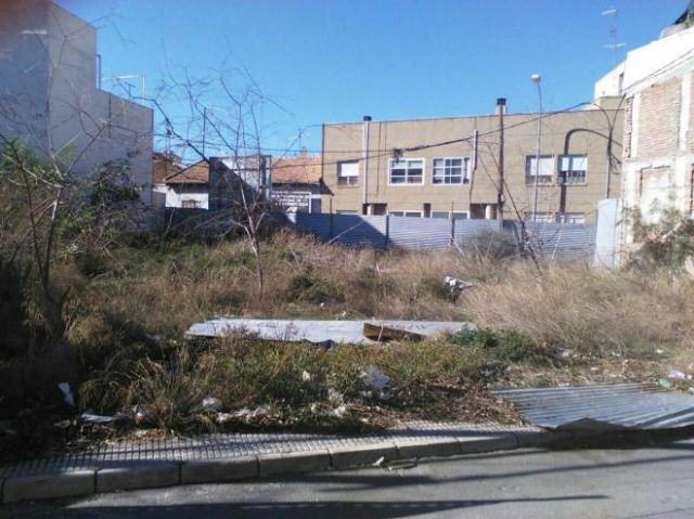 Limpian el 'inmundo' solar frente al colegio el Molinico de la Alberca meses después de las peticiones de Ahora Murcia