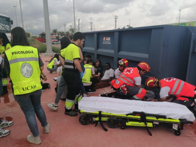 La UCAM realiza un simulacro de accidente múltiple en la Escuela de Bomberos de Murcia