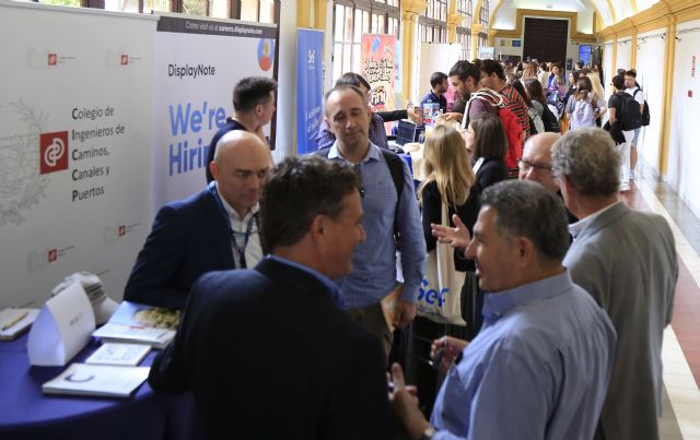 Estudiantes y empresas establecen contactos en la feria de empleo de la UCAM