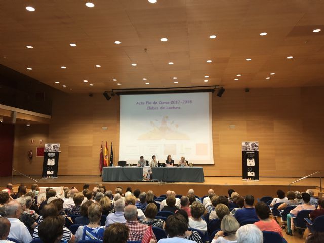 200 personas mayores participan en el acto fin de curso de los clubes de lectura en el Archivo Regional