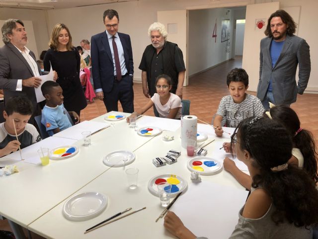 Cristóbal Gabarrón conciencia a los niños murcianos sobre los Derechos Humanos a través del arte