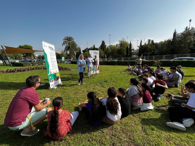 Escolares de CEIP Barriomar 74 apadrinan el jardín de La Molinera con la plantación de arbustos y actividades de concienciación