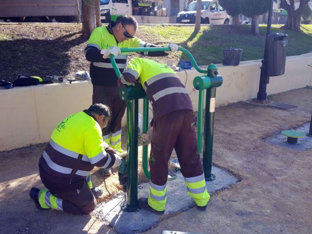 Los nuevos aparatos de gerontogimnasia instalados en Monteagudo ofrecen una alternativa de ocio saludable a los vecinos