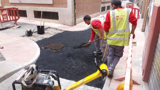 Fomento sustituye el pavimento y mejora la accesibilidad en el callejón Brujera del barrio de San Nicolás