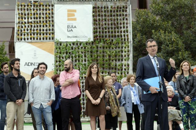 Un jardín vertical participativo decora la Plaza de Europa, que será rediseñada por los vecinos del barrio de Santa Eulalia