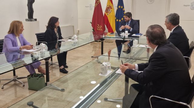 Fernando López Miras recibe a la presidenta de la UCAM, María Dolores García