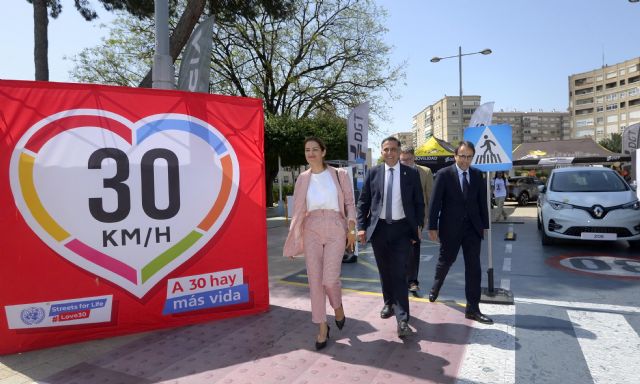 El alcalde José Antonio Serrano visita la exposición del Programa URBAN, pionera en e-Movilidad