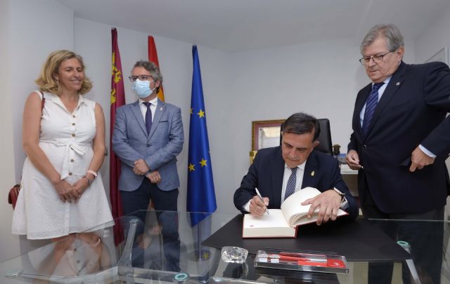 El Colegio de Economistas de la Región de Murcia celebra sus 100 años con la inauguración de una placa conmemorativa