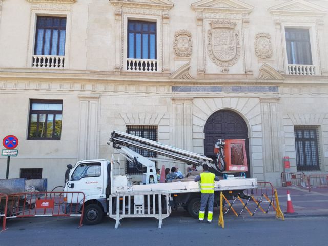 Avanzan las obras para dotar la fachada del Almudí de iluminación ornamental