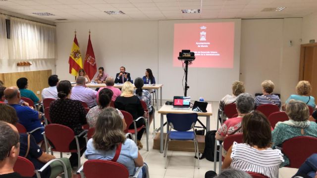 Desarrollo Urbano expone a los vecinos de San Antón las actuaciones del barrio para los próximos meses