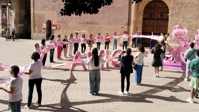 Un lazo rosa gigante une a Murcia en la lucha contra el cáncer de mama