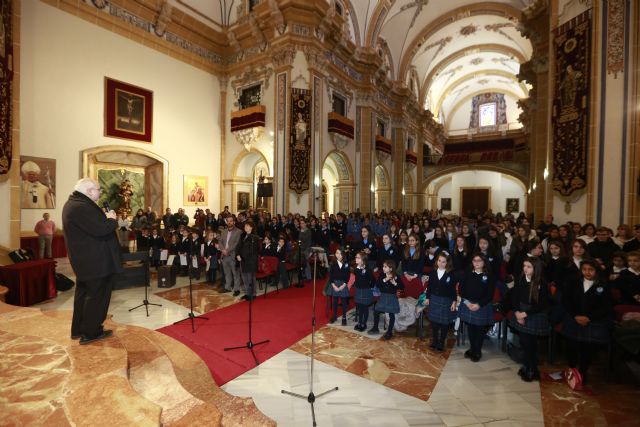 Los alumnos de la Fundación Alma Mater cantan a la Navidad