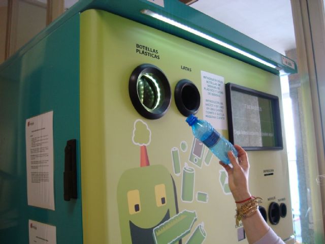 Ahora Murcia propone la instalación de máquinas de vending en las que los vecinos reciclen sus envases a cambio de vales