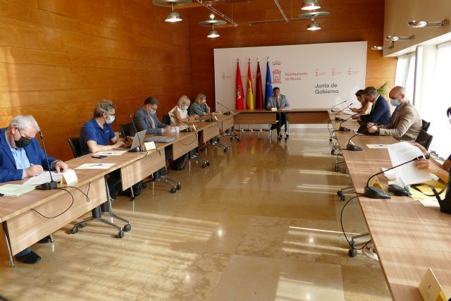 Adjudicadas las obras para la sustitución del césped artificial en el campo de fútbol de El Puntal y en las pistas de pádel del polideportivo Infante Don Juan Manuel