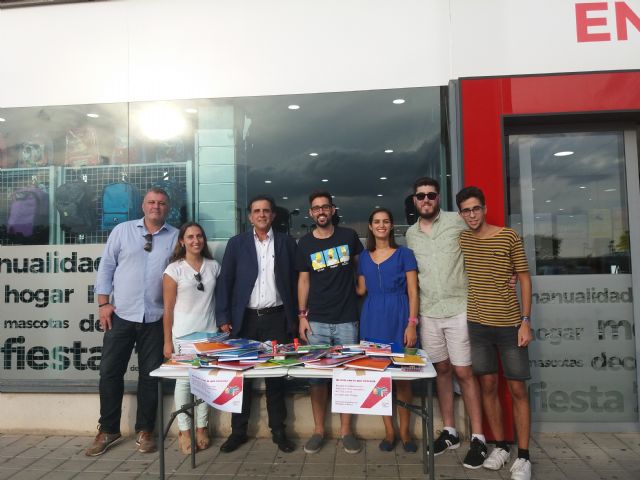 Juventudes Socialistas del Municipio de Murcia termina su campaña 'Al cole con lo que necesito'