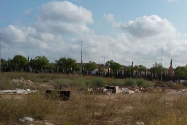 Ahora Murcia denuncia que la dejadez de Urbanismo y Sanidad hace que los vecinos de Sucina se organicen para limpiar un vertedero ilegal