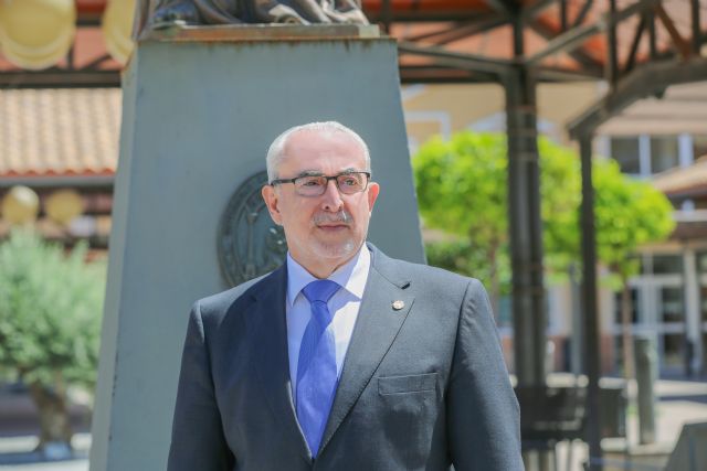 La OTAN condecora al presidente de la UCAM