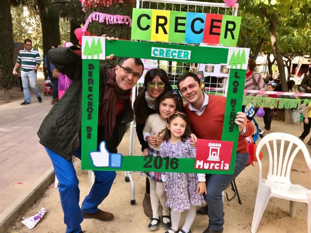 Centenares de niños celebran su día en el Jardín de la Seda