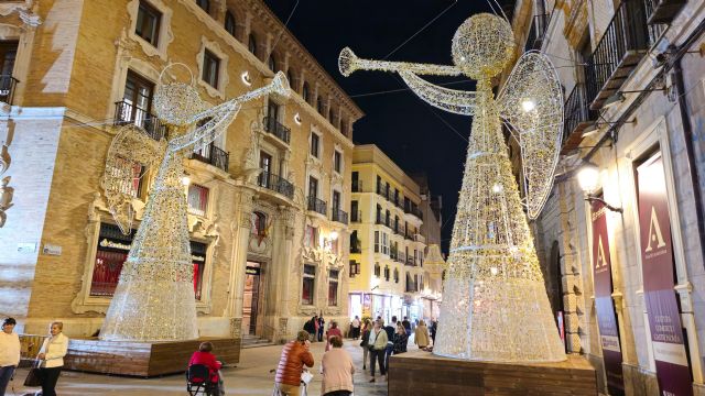 Dos angelotes gigantes de más de 8 metros de altura protagonizarán el encendido de luces en la plaza de Santo Domingo