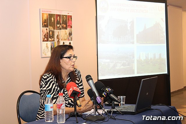 La catedrática de Historia Medieval de la UMU María Martínez presenta un libro sobre la teatrocracia del poder