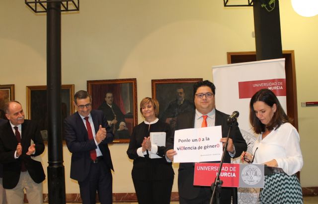 La Universidad de Murcia alza la voz contra la violencia hacia las mujeres con la lectura de un manifiesto con motivo del 25N