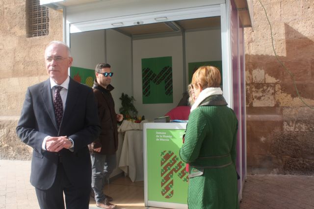 Navarro Corchón inaugura el stand informativo de la Semana de la Huerta