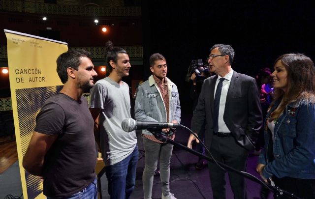 Los cantautores Carmesí, Jorge Bayle y Antonio Serrano se disputan este jueves la final del Creamurcia