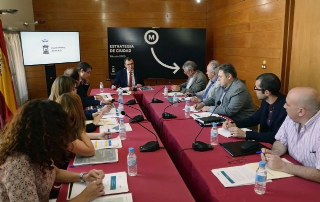 El Ayuntamiento y los expertos de la UMU analizan el proceso técnico para poner en marcha la Estrategia Murcia IT