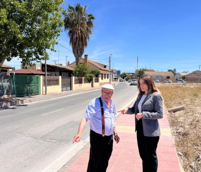 El Ayuntamiento de Murcia refuerza el firme en la calle Paco Esteban de La Albatalía