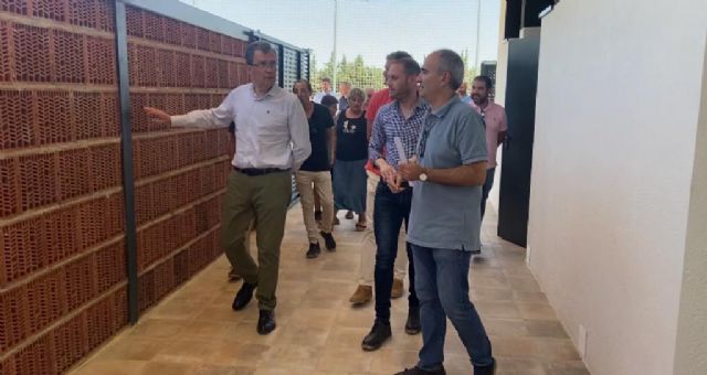 Las mejoras en el campo de fútbol de Corvera incluyen nuevos vestuarios y un espacio bioclimático