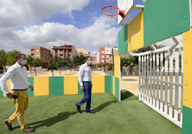 Tres zonas verdes de El Palmar estrenan pistas multideportivas con porterías y canastas para las familias de la pedanía