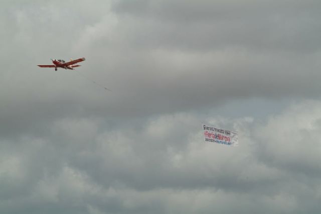 Una avioneta recorre el litoral murciano, alicantino y almeriense anunciando la Feria de Septiembre