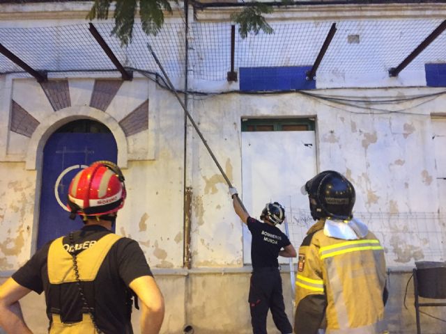 Ahora Murcia alerta de la caída de cascotes y cristales durante las obras en el Cuartel de Artillería, sin estar vallado todo el perímetro de los edificios